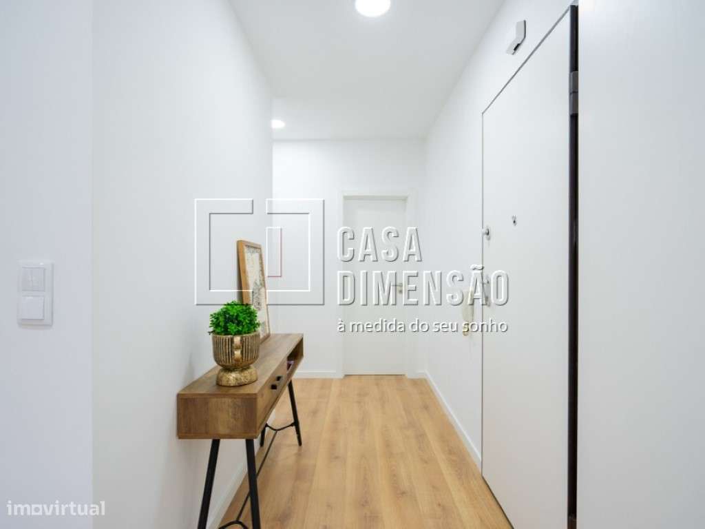 Apartamento de tipologia T3 com varanda, mobilado e equipado em Ben...-1