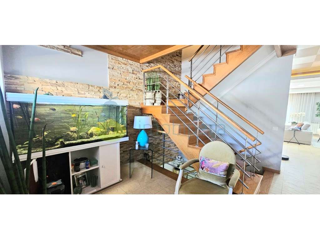 Moradia T4 com 260m2 de área e cave de 95m2, localizada no Monte da...-30