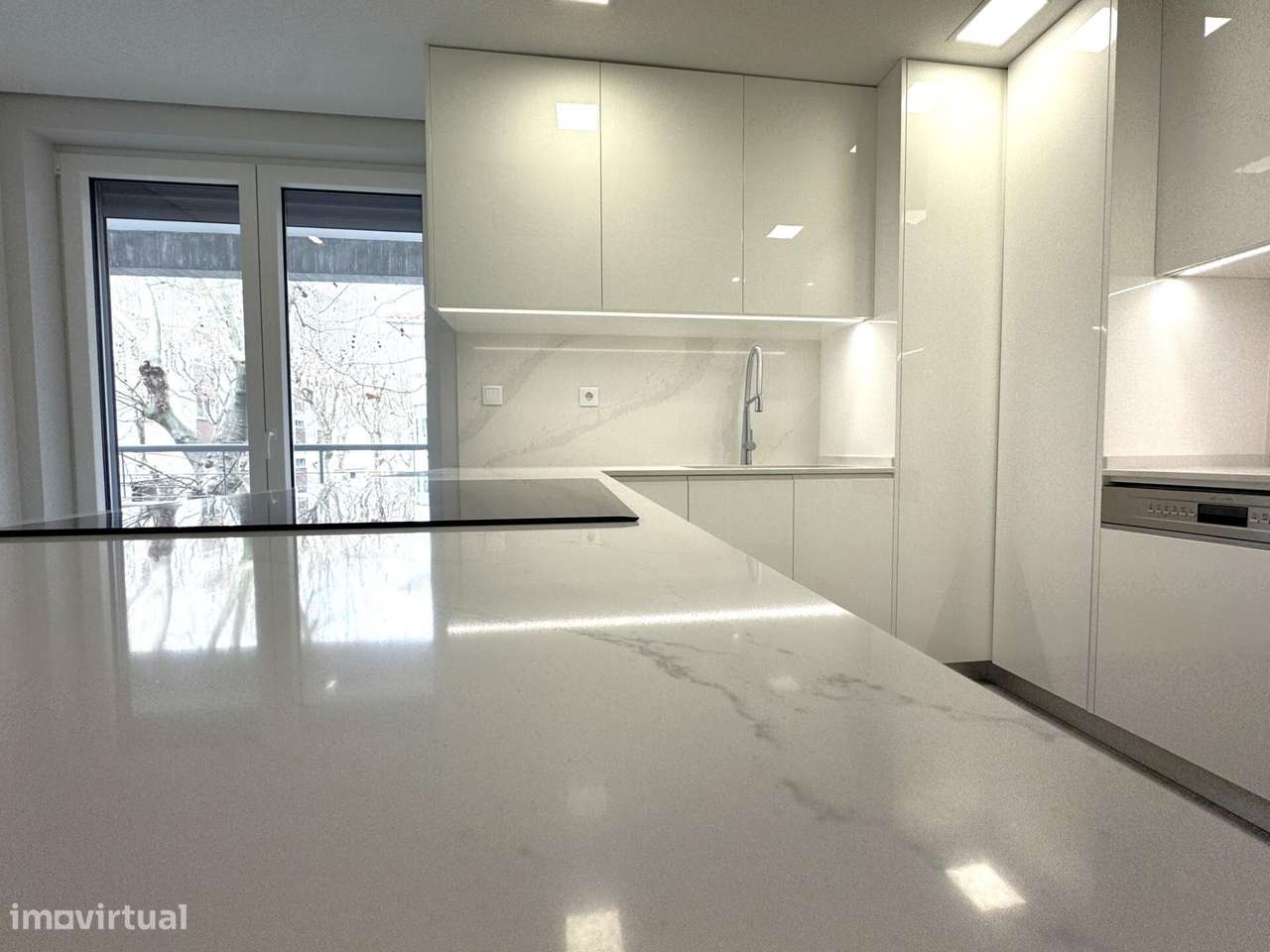 Apartamento T3 novo com estacionamento no centro de Carcavelos-12