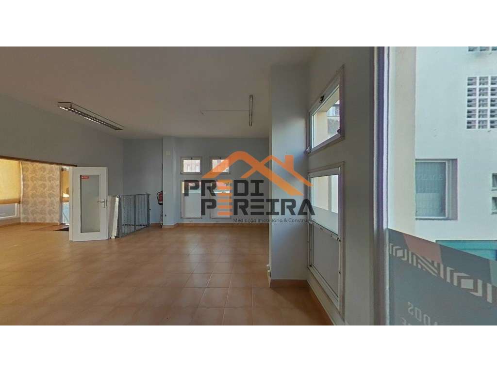 Loja com garagem, situada m Santo António dos Cavaleiros. - Grande imagem: 5/30