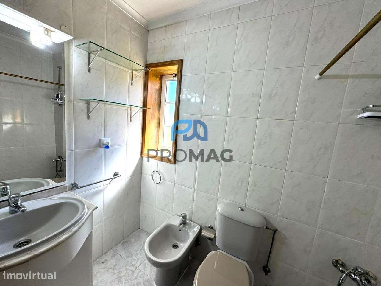 Moradia com excelente área, piscina e plena privacidade-44