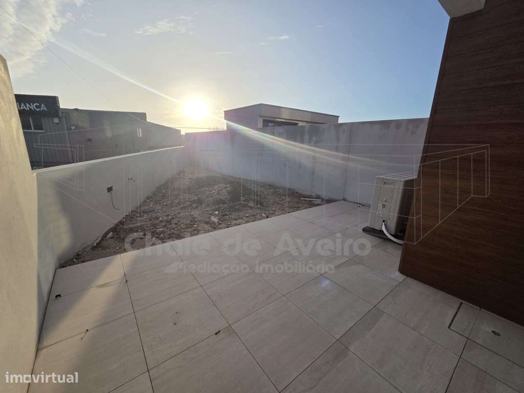 Moradia unifamiliar geminada T3, de 2 pisos, com garagem, anexos e ...-21