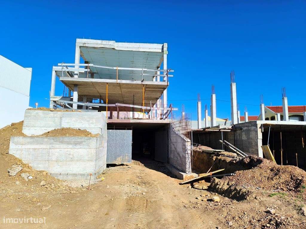 Moradia T4 Exclusiva em Condomínio Privado com Piscina | Junto a Mafra-5