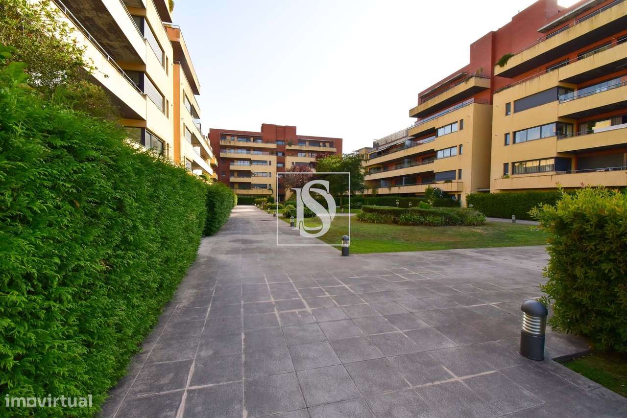 T3 como NOVO, com 3 Lugares de garagem e Arrumos, em Condomínio fechad - Grande imagem: 2/27