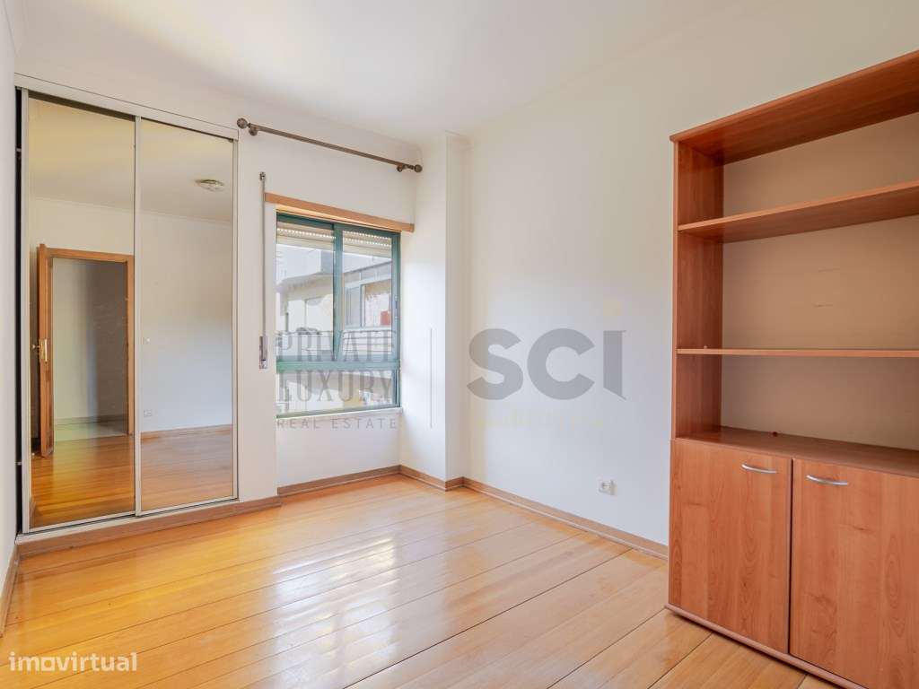 Apartamento T3 Parque da Paz Almada Arrecadação e Varandas-18