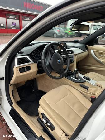 BMW Seria 3 320i Luxury Line - 32