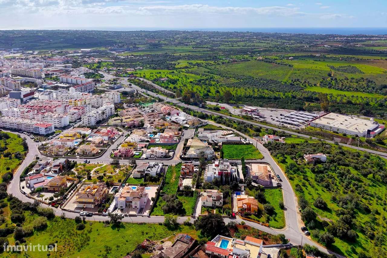 Terreno com projeto de construção de uma Moradia V4 térrea com piscina - Grande imagem: 3/21