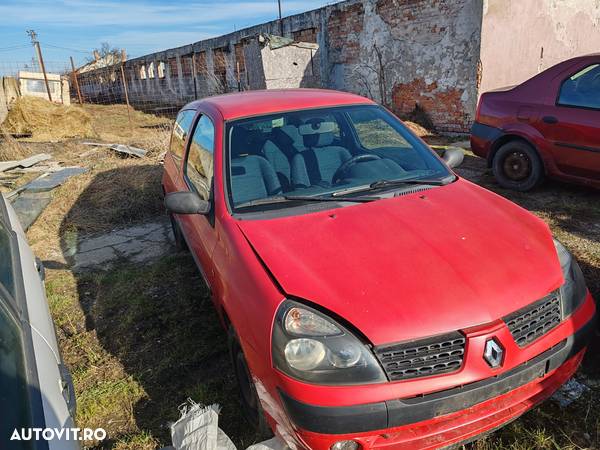 Dezmembrez Renault Clio 2001 1.2 benzină - 1