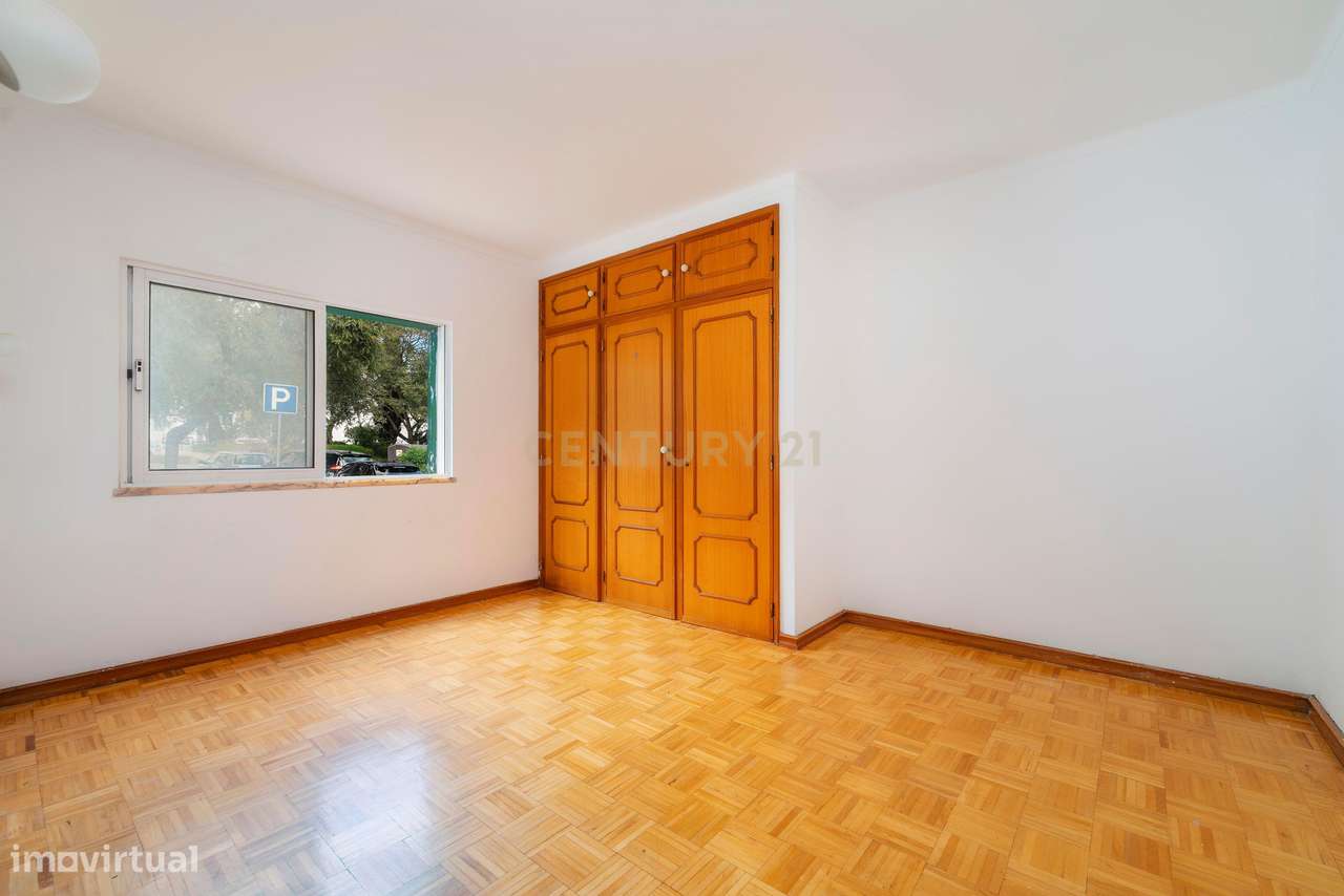 Apartamento T4 com garagem em condomínio com piscina no centro de Albu-15