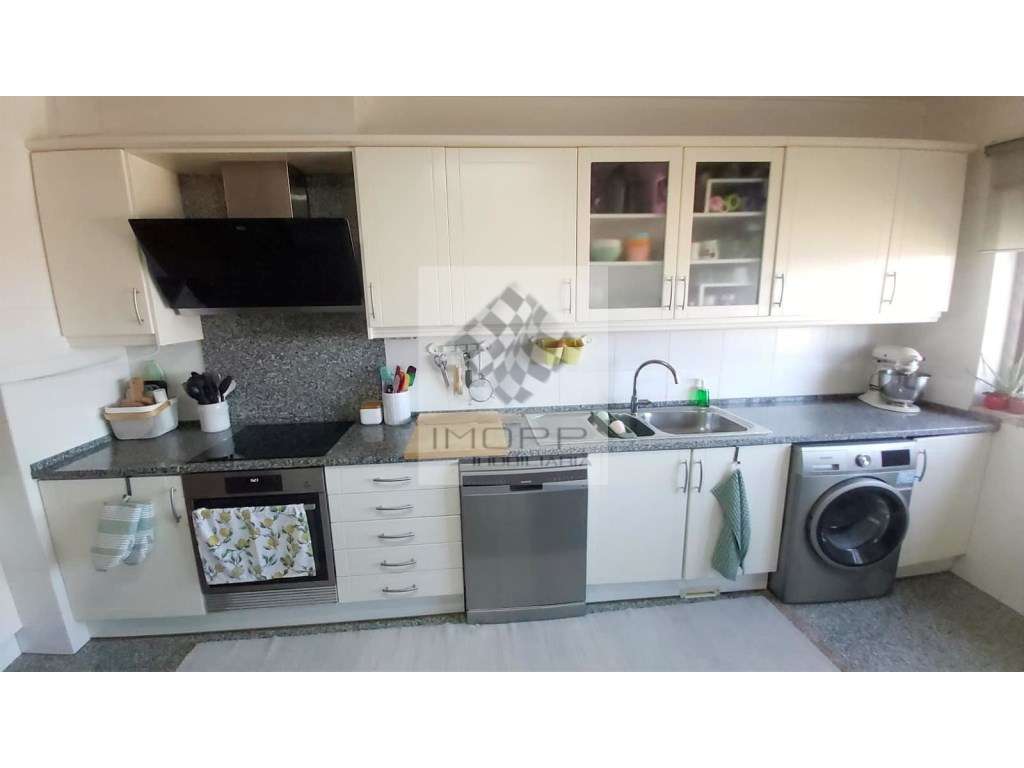 Fabuloso T4 na Radial em Odivelas com estacionamento!-7