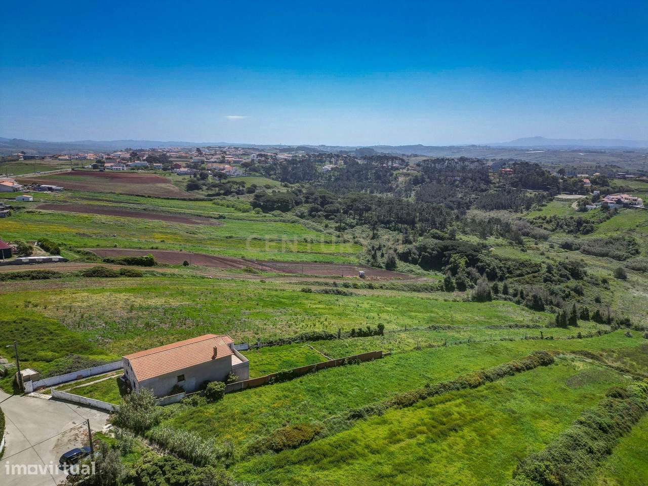 Moradia com Terreno Amplo e Vista Mar na Carvoeira-17