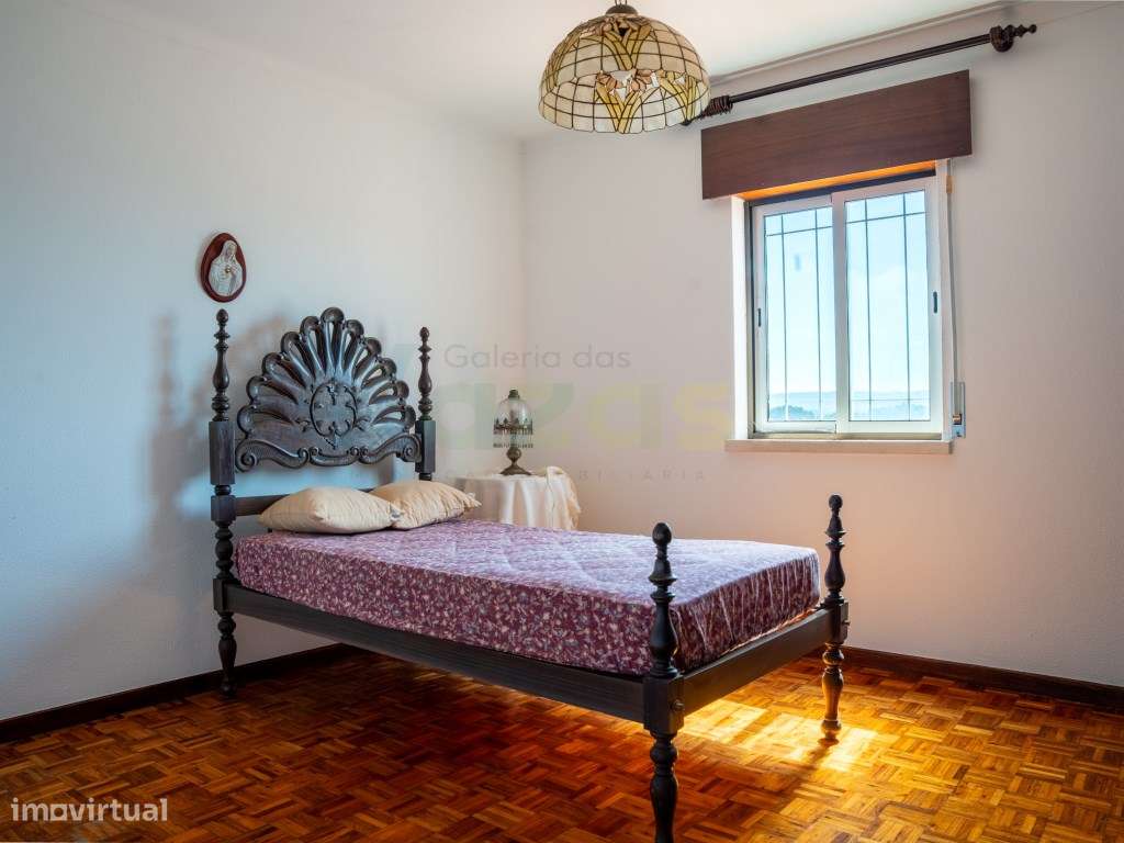 Moradia Usada T4, em banda, na Nazaré.-13