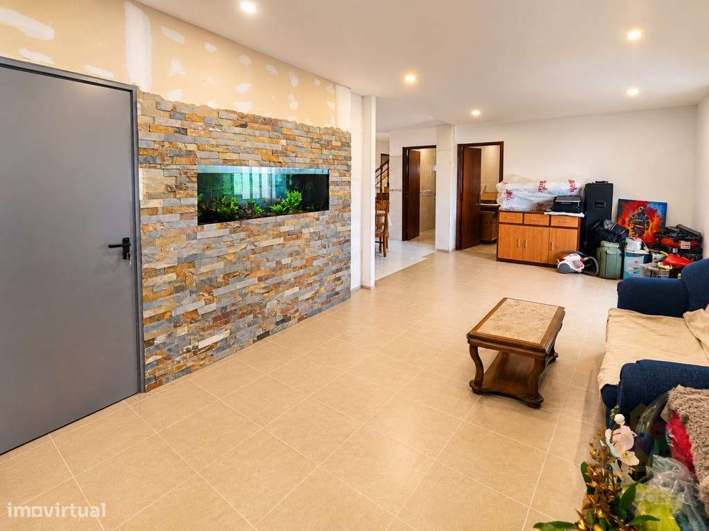 Moradia T4 isolada com terreno e piscina em Tomar-9