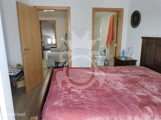Moradia T4 Totalmente Renovada-24