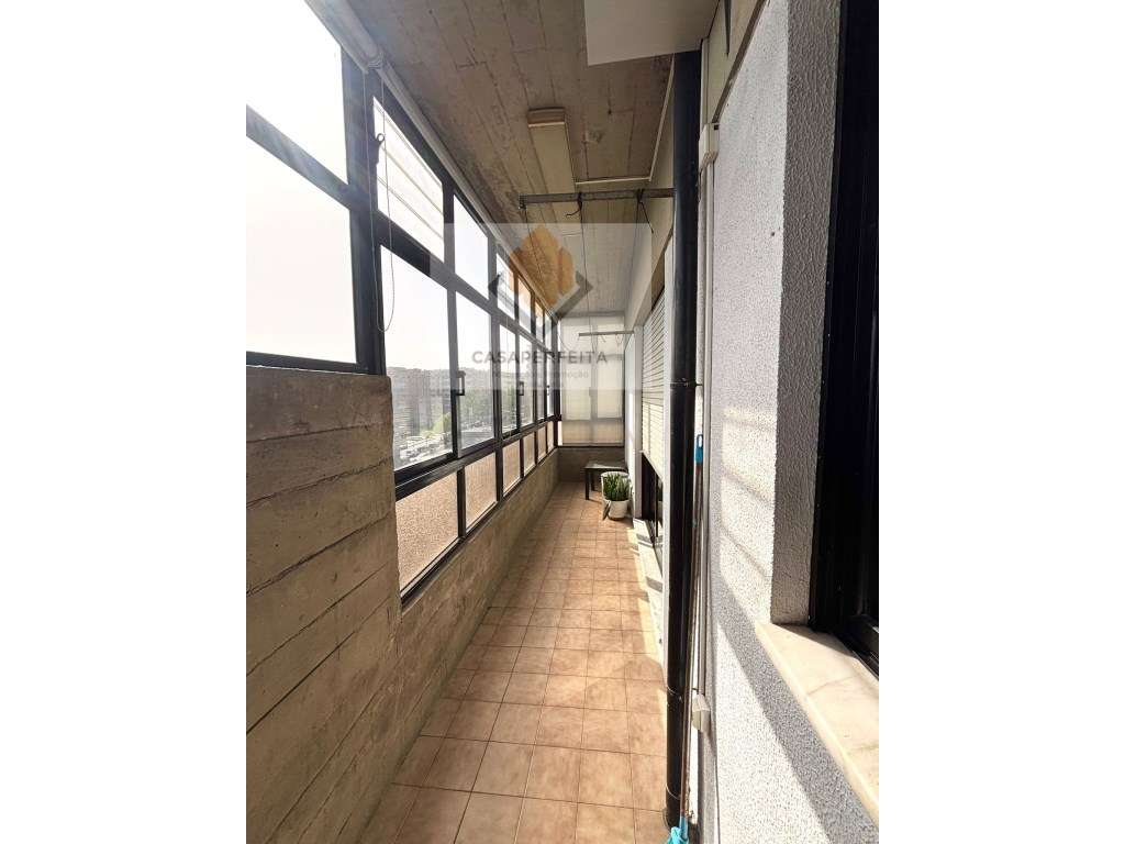 Apartamento T2 com Varanda Fechada e Lugar de Garagem - Junto ao El... - Grande imagem: 5/26