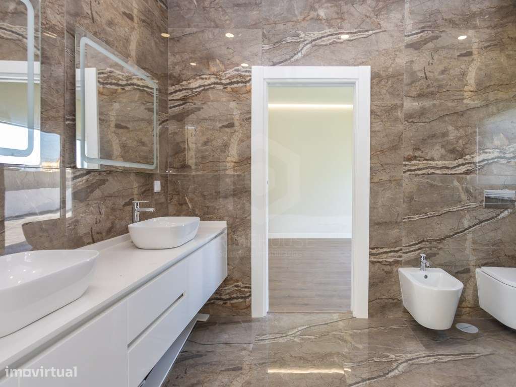 Moradia isolada T5 acabamentos Premium/ piscina e garagem-24