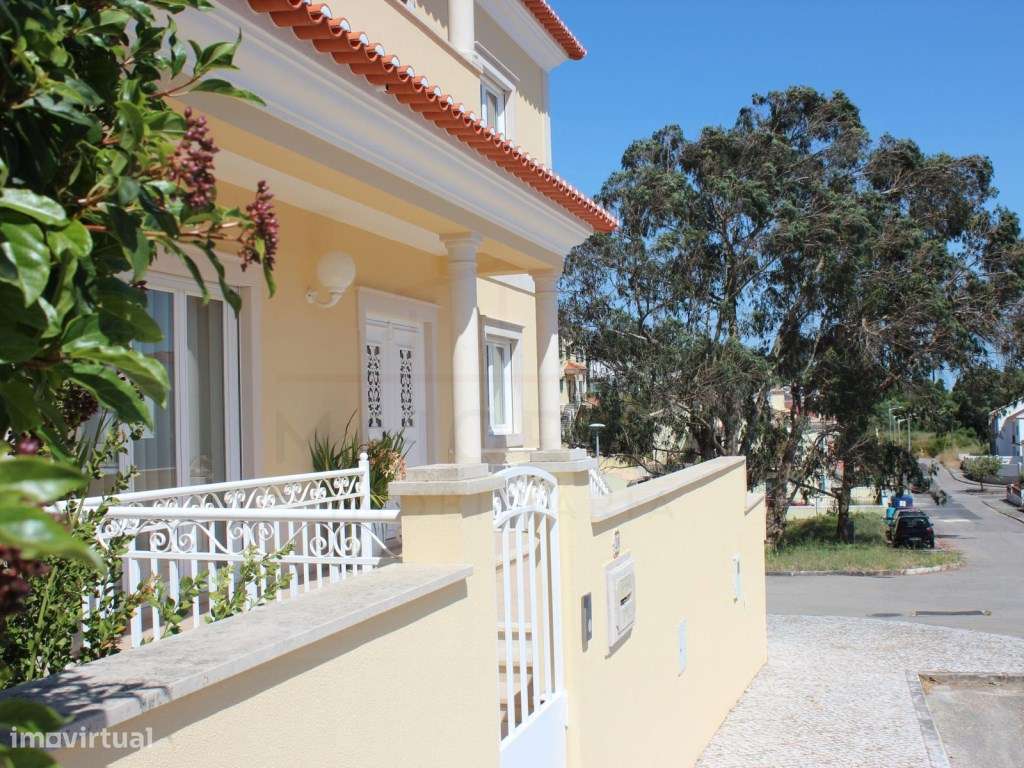 Moradia T5 com grandes áreas em zona muito tranquila de Rio Maior-7