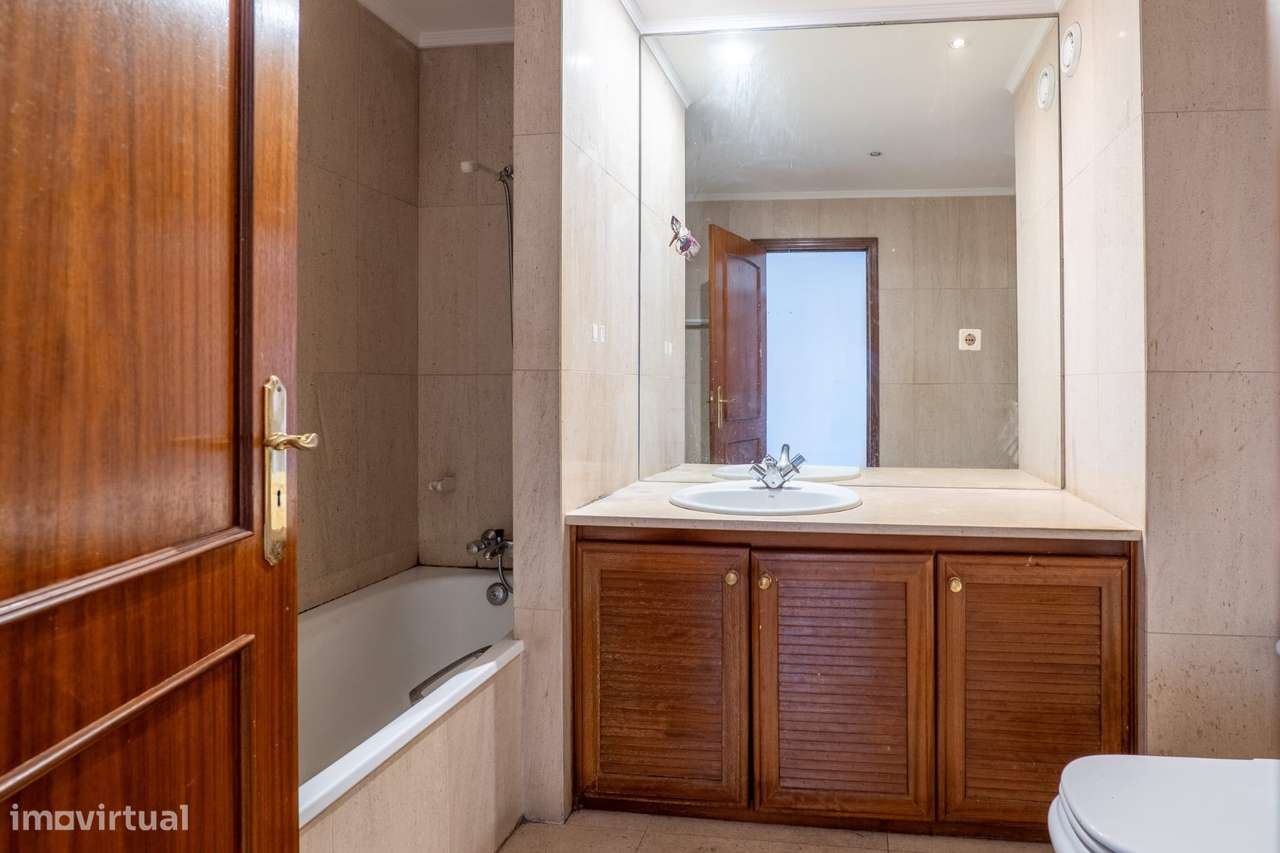 Apartamento T2 com varanda, garagem e vista urbana-13