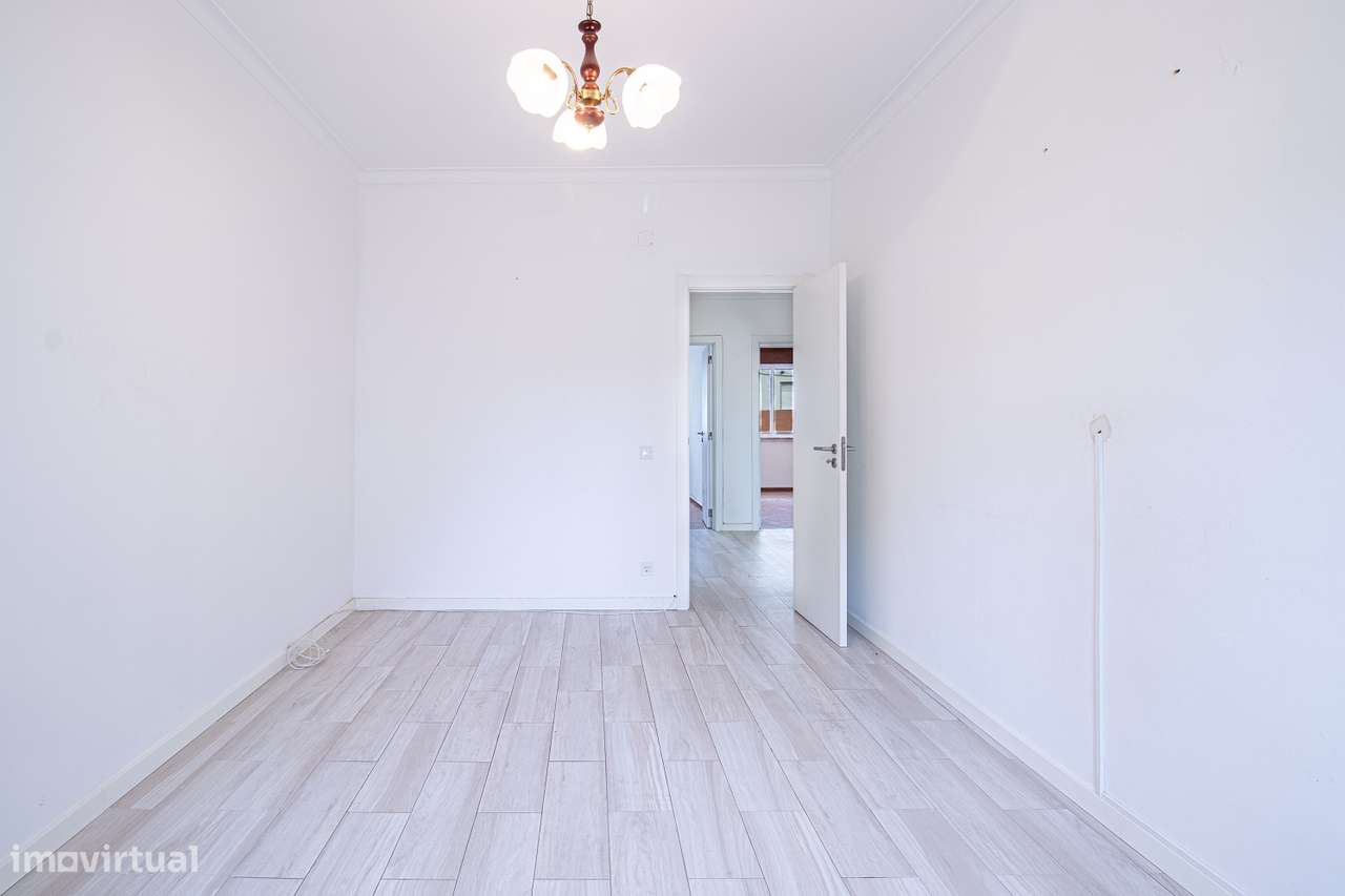 Apartamento T2 com garagem na Amora-12