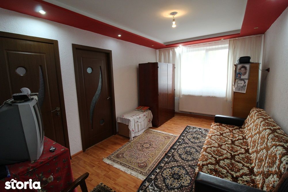 Vând apartament 2 camere în Hunedoara, etaj 1, semidecomandat