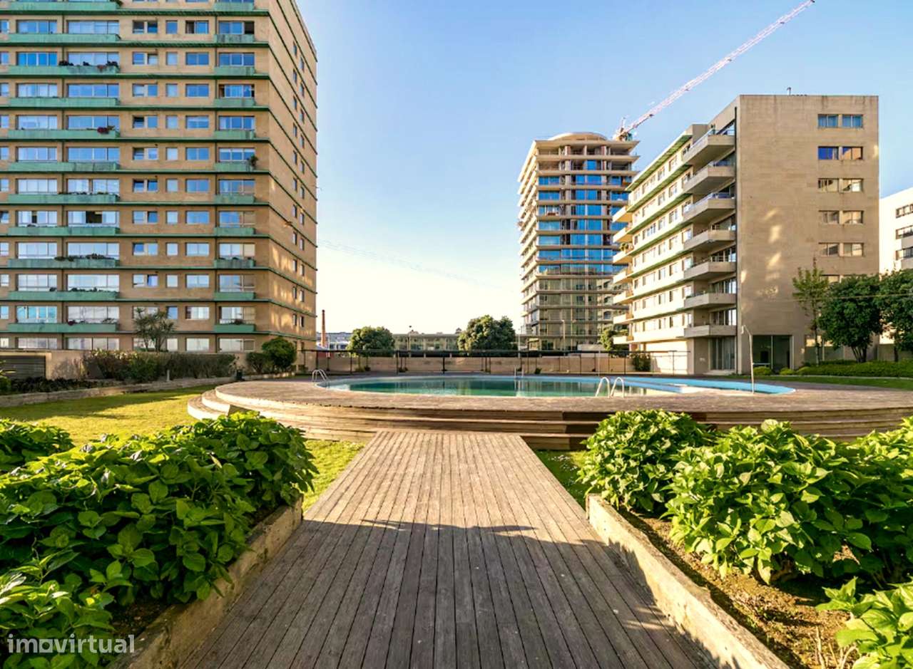 Apartamento t4 à venda na Rua Dom João I, 15938-5