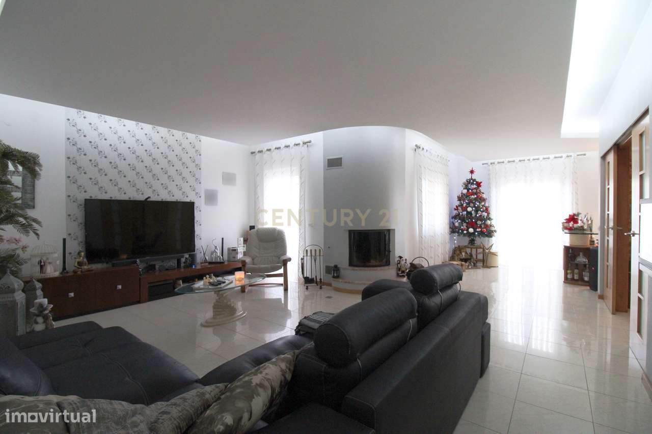 Moradia V3+2 de Luxo com Garagem, Sótão Aproveitado e Domótica Alexa n-14