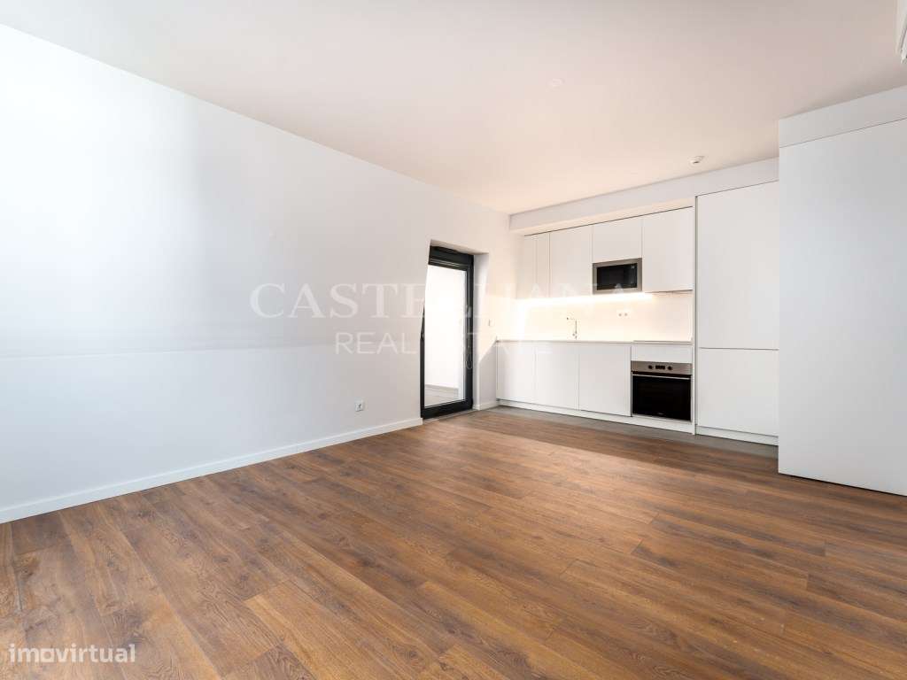 Apartamento T2 com estacionamento e varanda - Grande imagem: 2/53