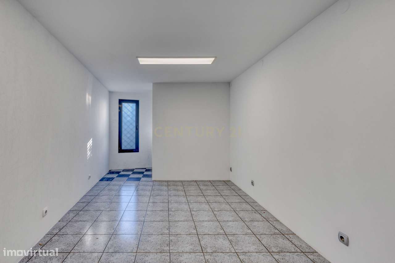 Moradia T3 com 4 frentes e garagem junto a igreja da Santa Rita - Grande imagem: 5/51