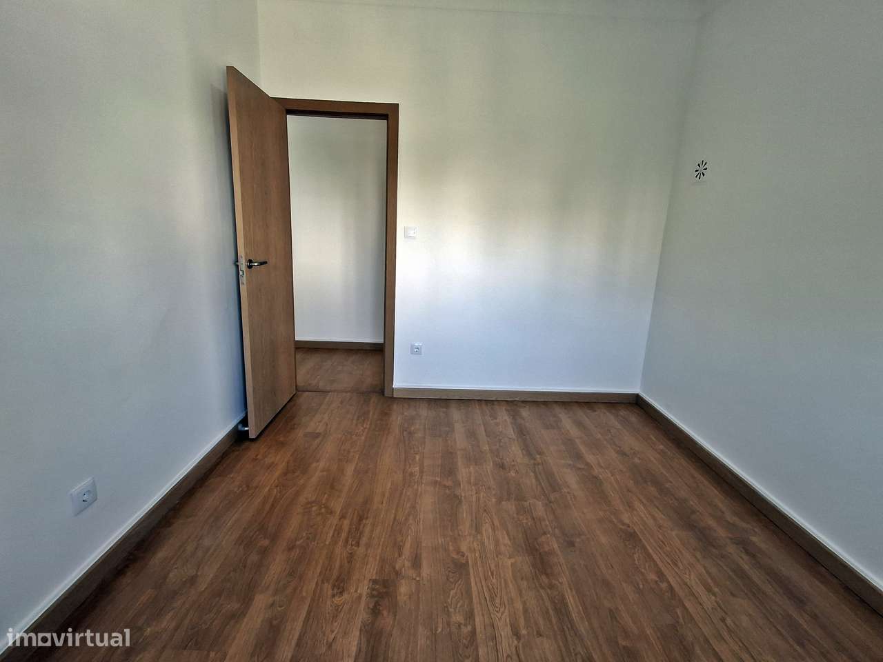 Apartamento T4 muito soalheiro, em zona central.-13