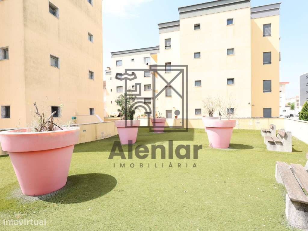 T2 no Carregado - Condominio Fechado-23