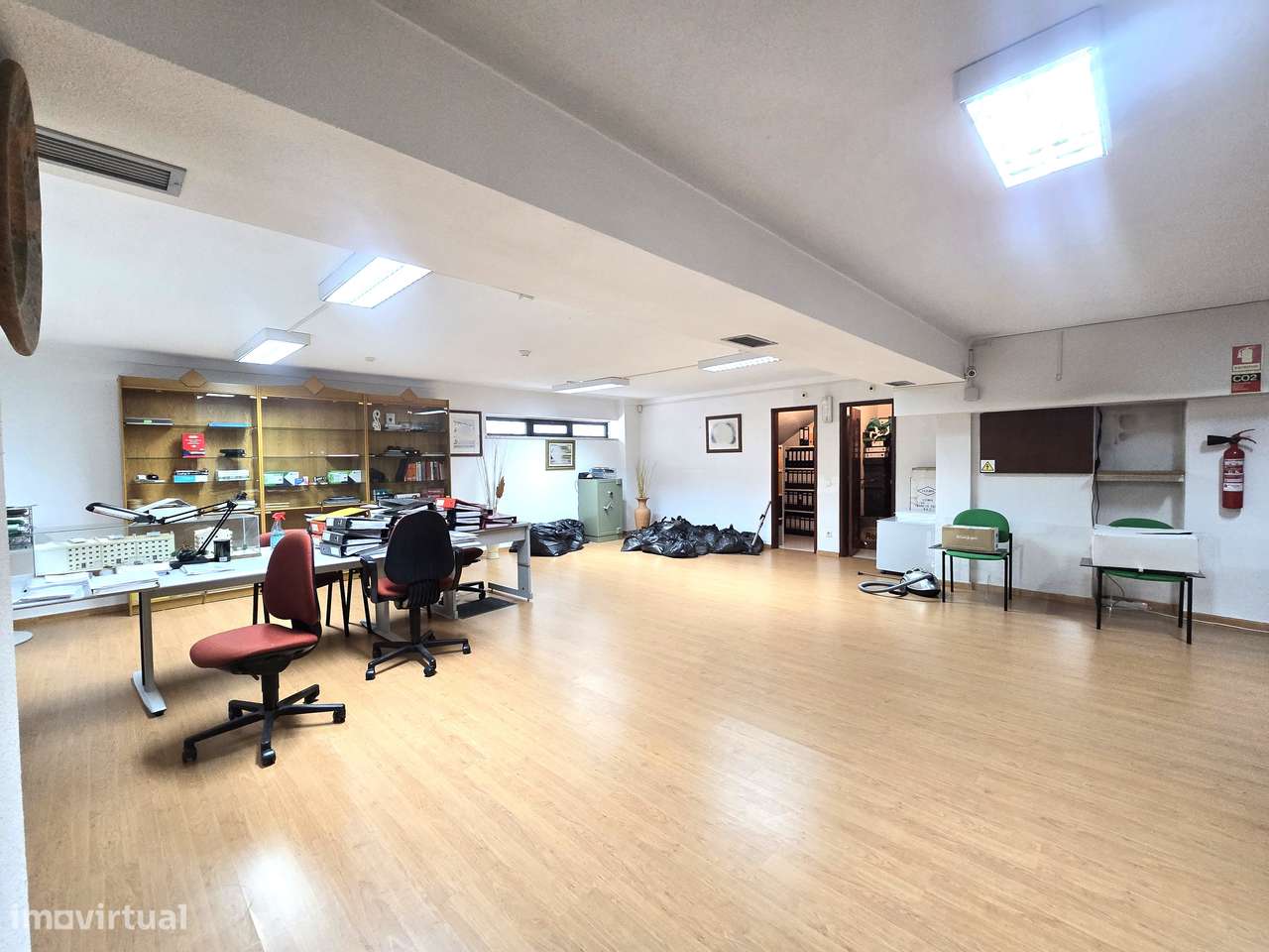 Espaço Comercial Versátil com 222m² – Excelência em Setúbal-23