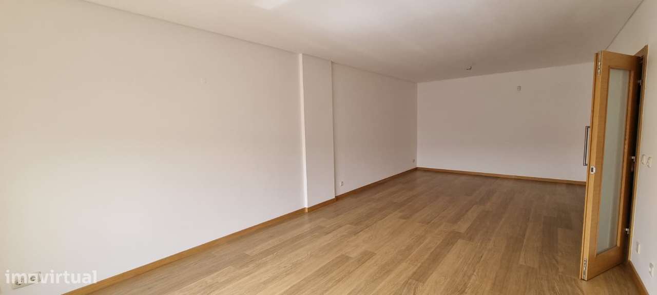 T2 com varanda, garagem e piscina em Benfica-7