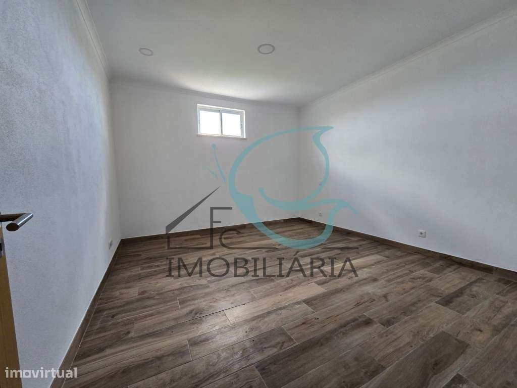 EXCLUSIVO - Excelente moradia de 2 pisos, com licença AL-26