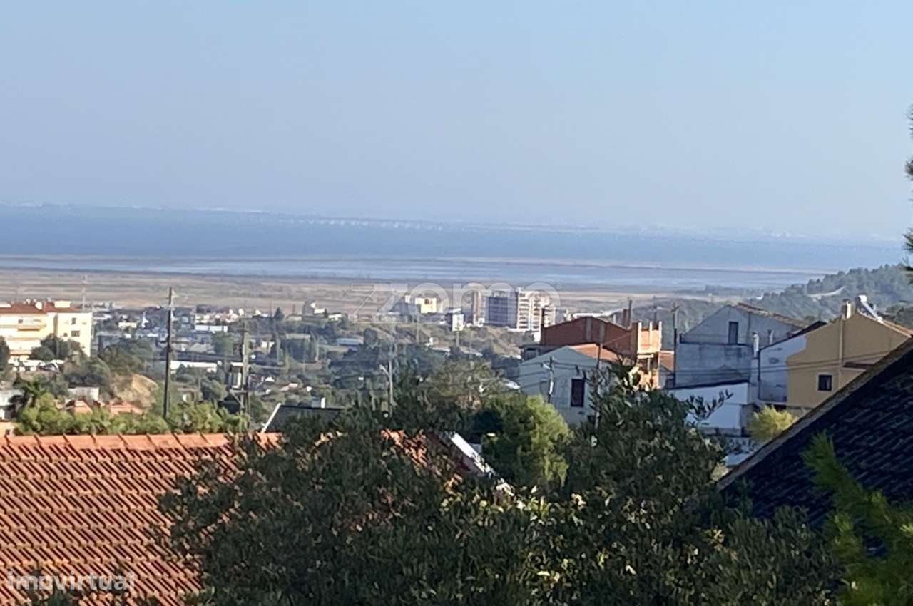 Terreno em zona de moradias com vista espectacular sobre o Tejo - Grande imagem: 2/14