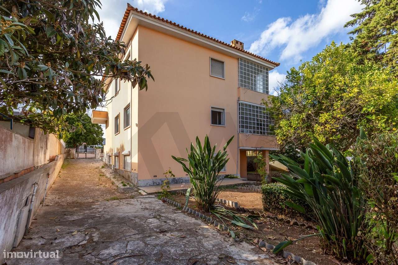 Moradia isolada para (sonhar e) remodelar | 300m2 área | Jardim à volt-3