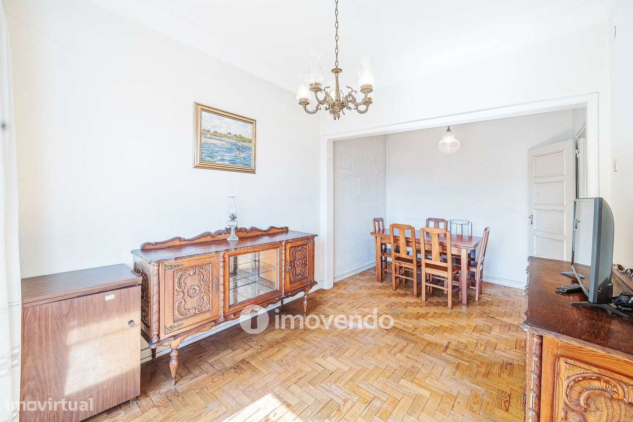 Apartamento T2 com duas varandas, na Graça, em Lisboa-8