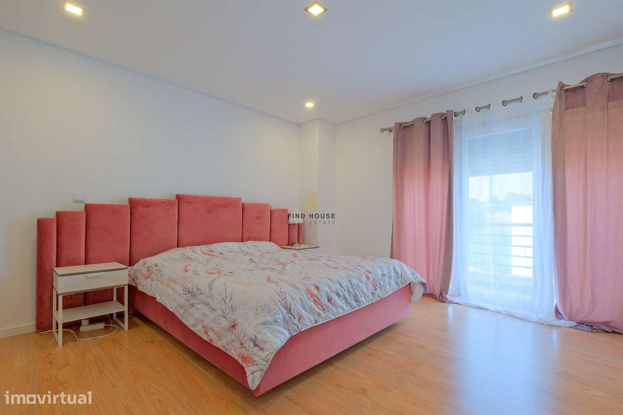 Moradia T3 com piscina, jardim e garagem box, na Caparica-22