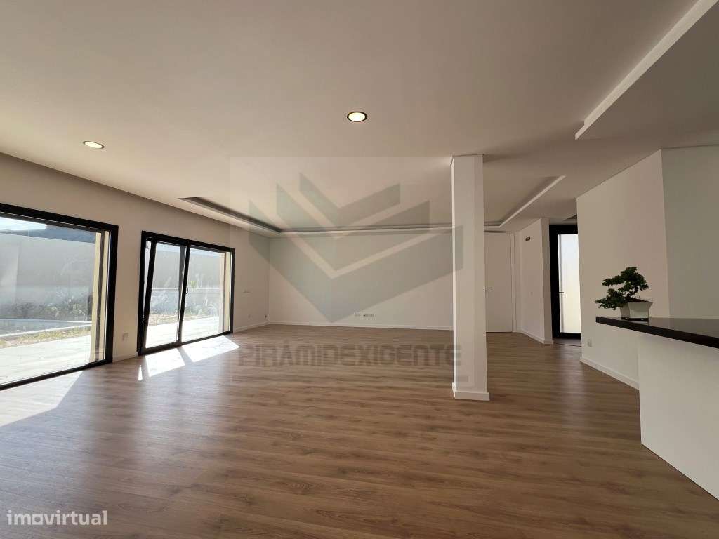 Ampla Moradia T4 em Azeitão: 72m² Open Space, 3 Suítes-9