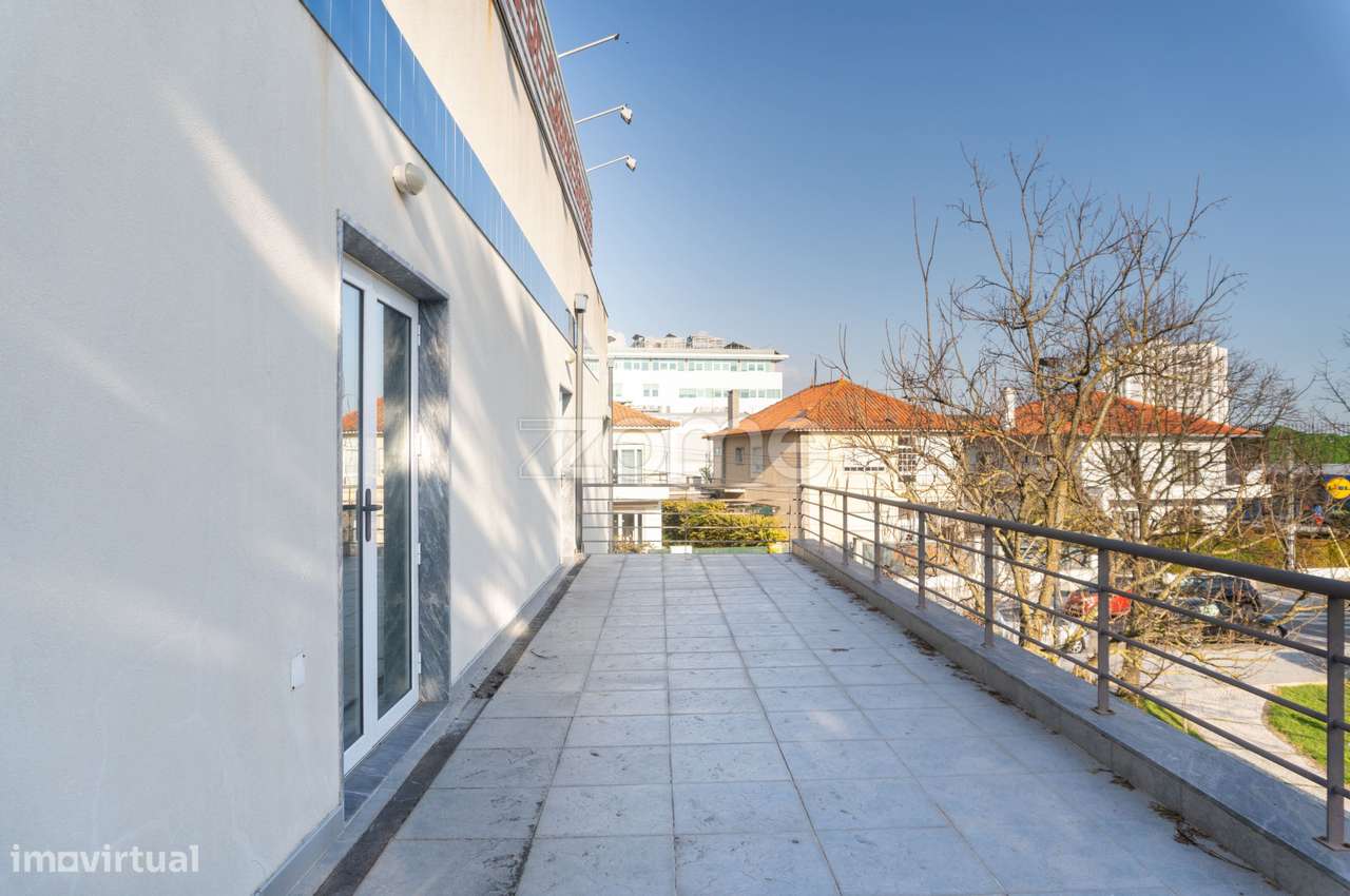 Edifício clínico em Linda-a-Velha com estacionamento privativo - Grande imagem: 4/38