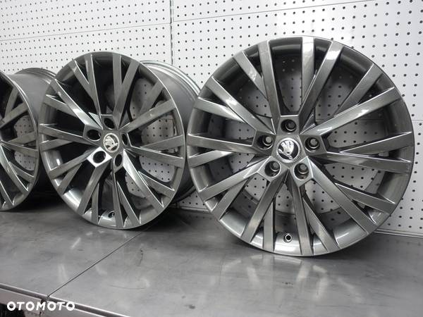 Felgi Skoda SuperB 18" 8J ET44 5x112 3V0601025AN - 3