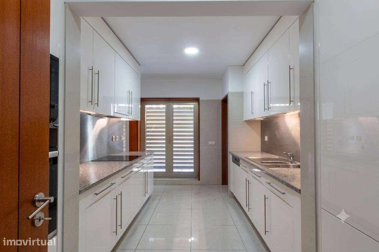 Apartamento T5 com 4 casas de banho e garagem-38