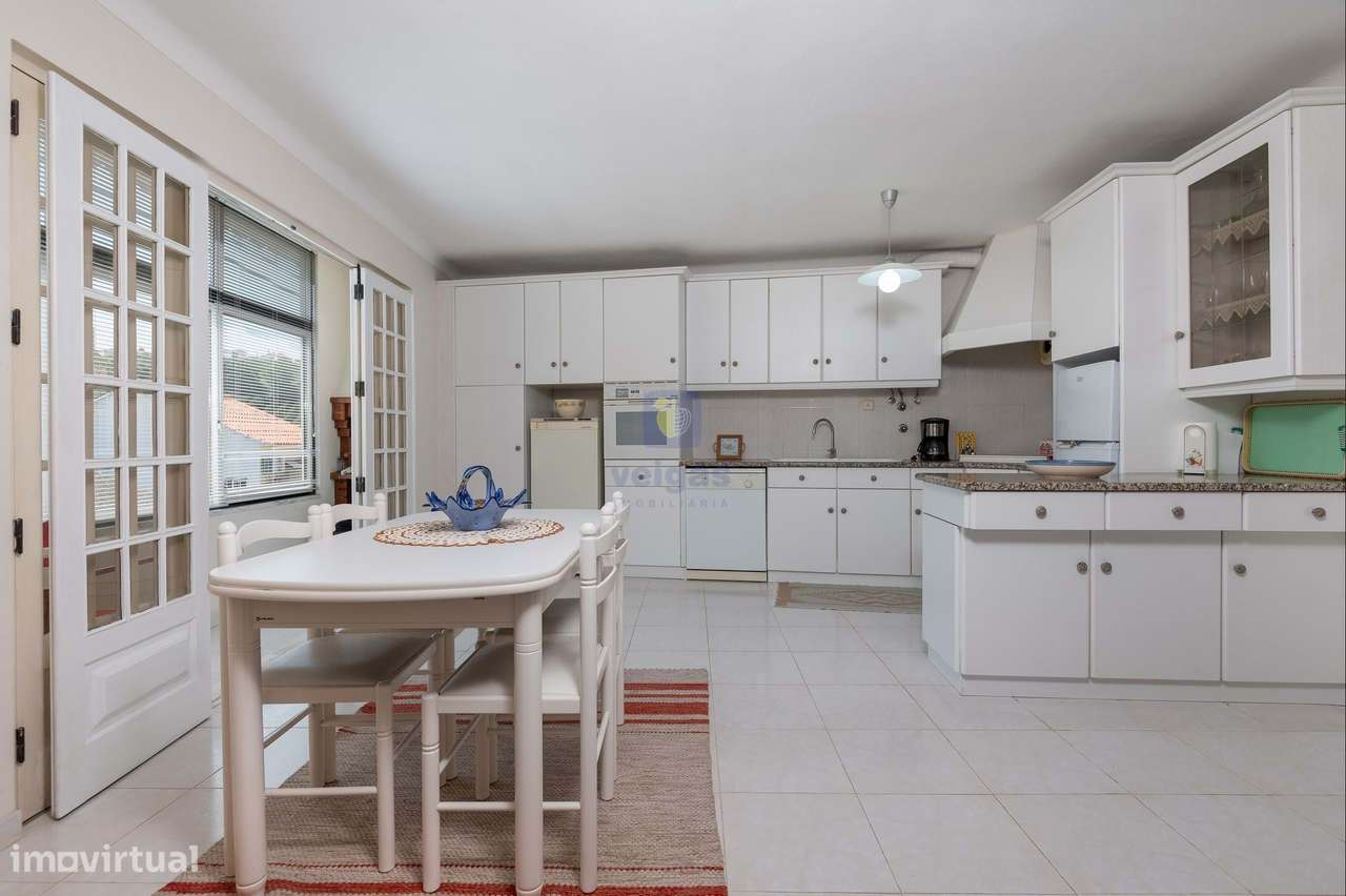 Moradia com Glamour! T4 com Garagem e Terraço no Centro de Vidais-17