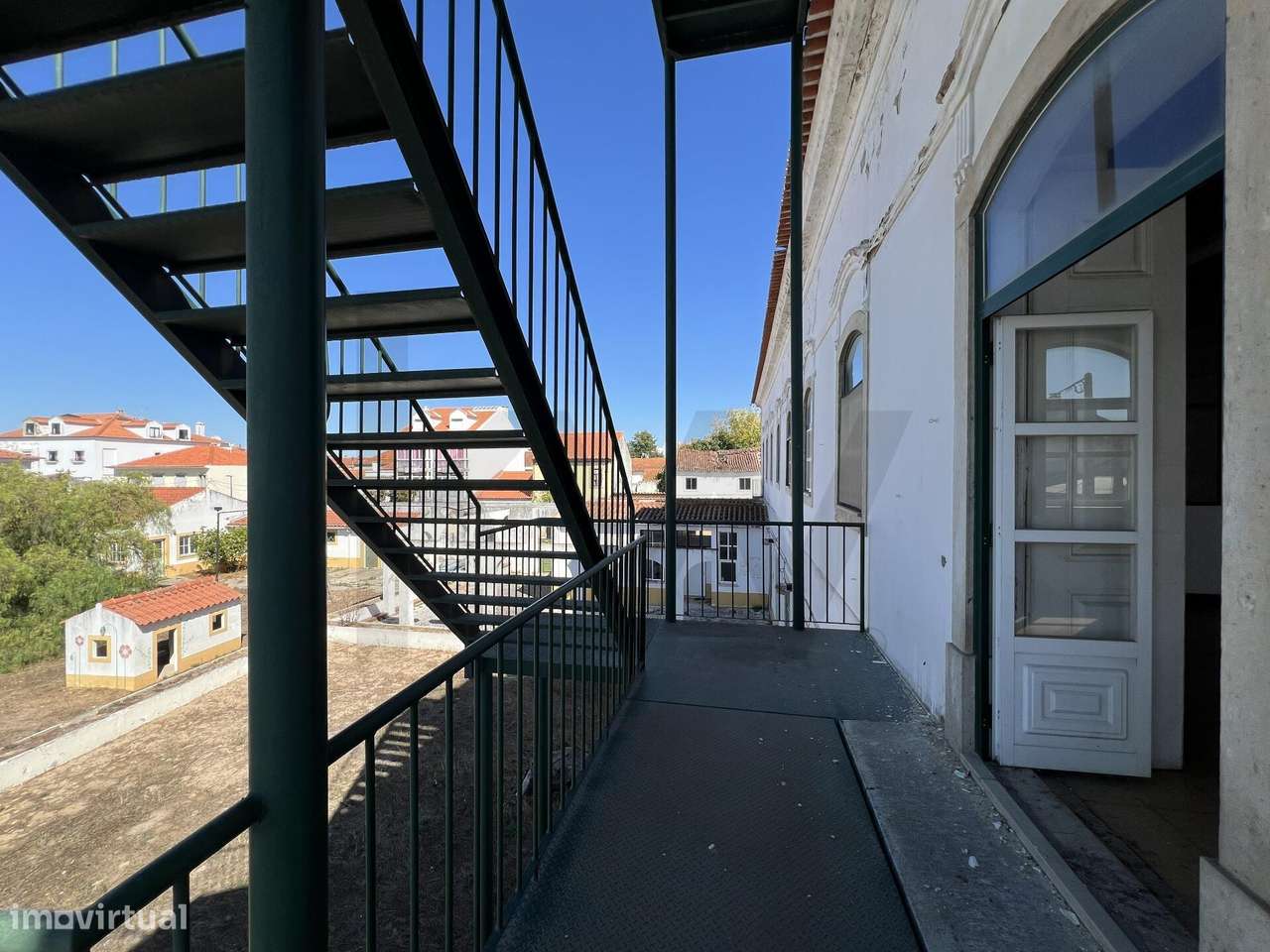 Edifício Emblemático no Coração de Almeirim-25