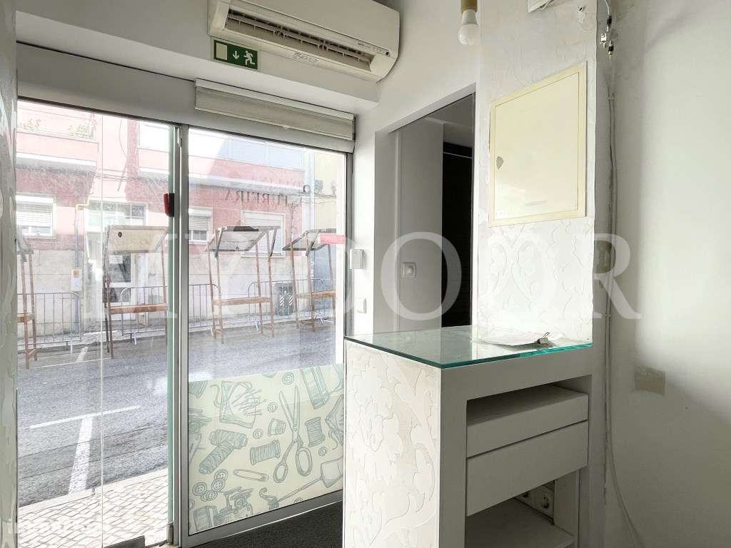 LOJA p/ Arrendar em Moscavide - Central - 3 gabinetes - 2 montras - Grande imagem: 1/16