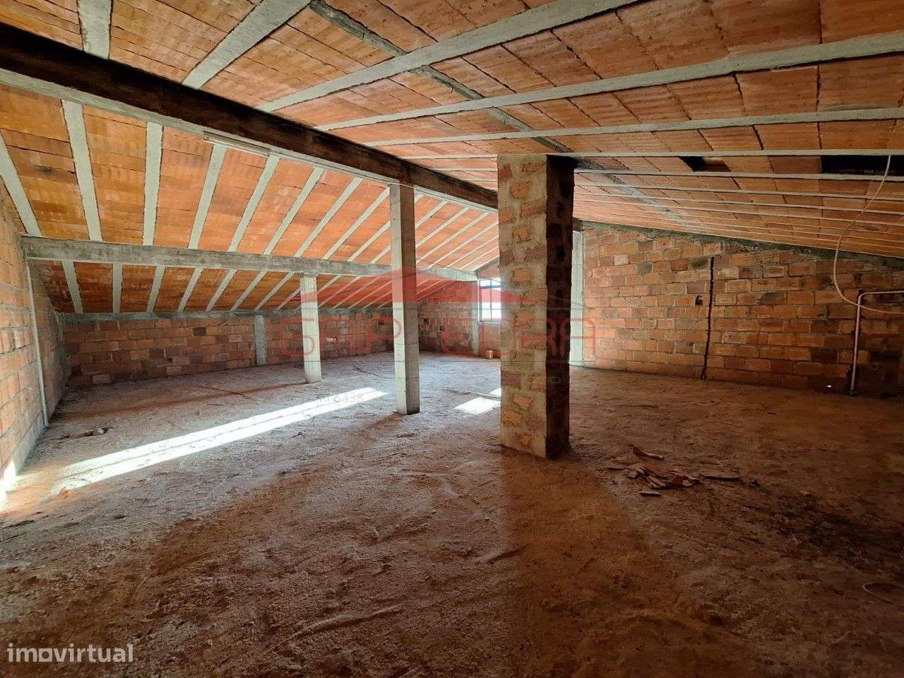 Moradia T4 com garagem e lareira perto das montanhas-22