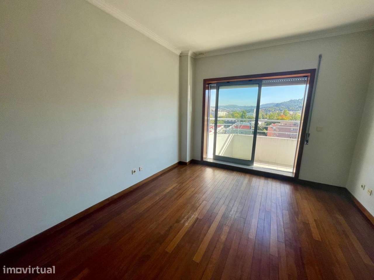 Apartamento T5 Duplex com Terraço, Lareira e Garagem em Zona Premium-13