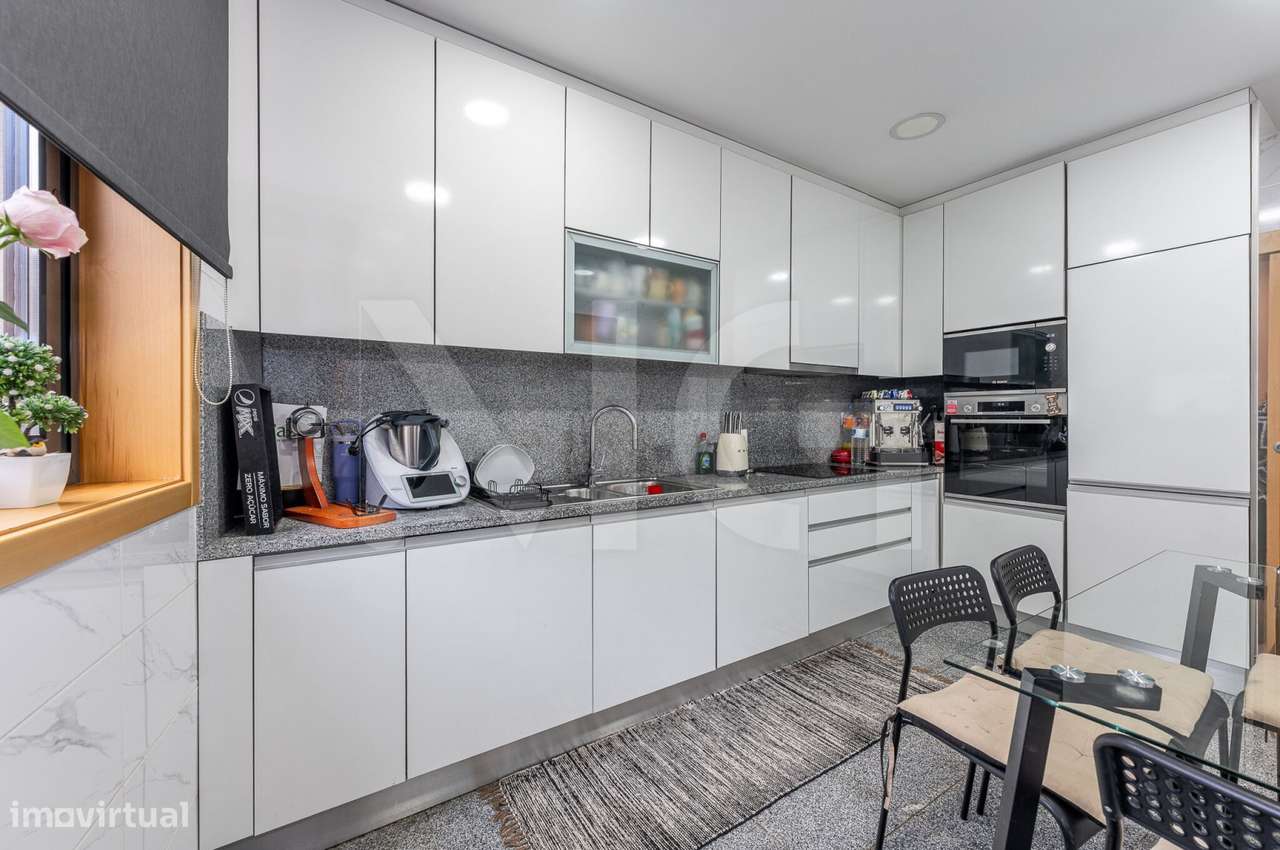 Moradia T3 com pátio, anexos e garagem em Paranhos - Porto-19