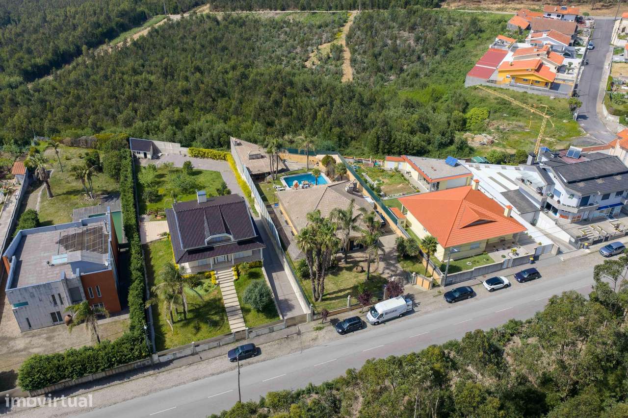 Encantadora Moradia de 4 Frentes-45