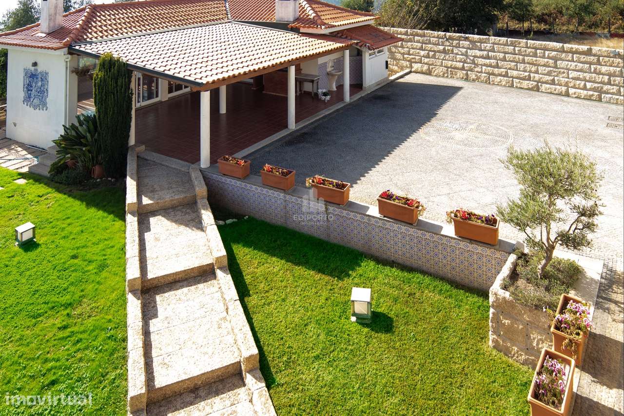 Moradia T6 Exclusiva com terreno de cerca 4.000 m² e Piscina Privada e-42