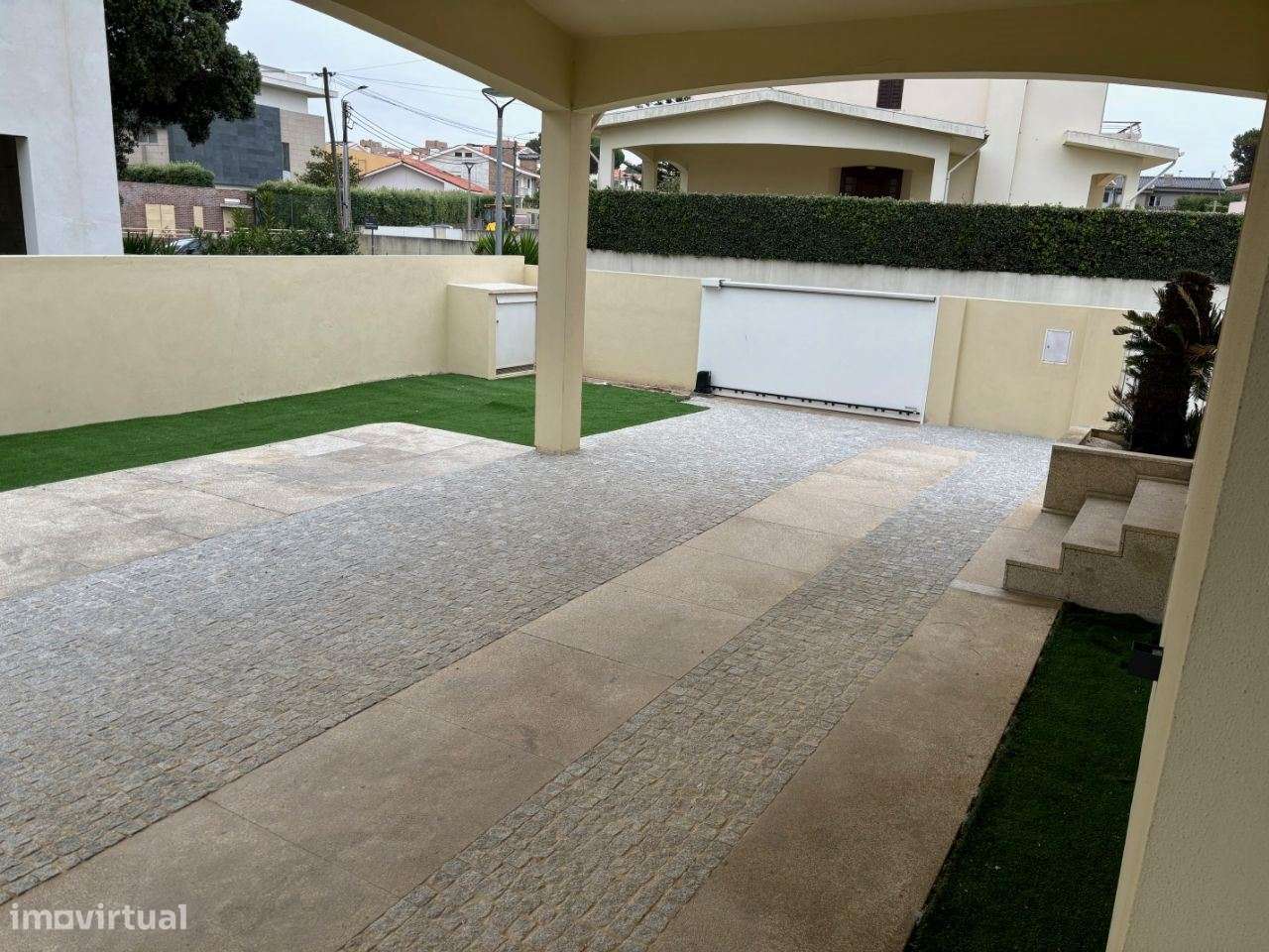 Magnífica Moradia 4 frentes/2 suites/garagem 4 carros/a 350m da praia-0